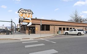 Cedar Street Hotel & Suites